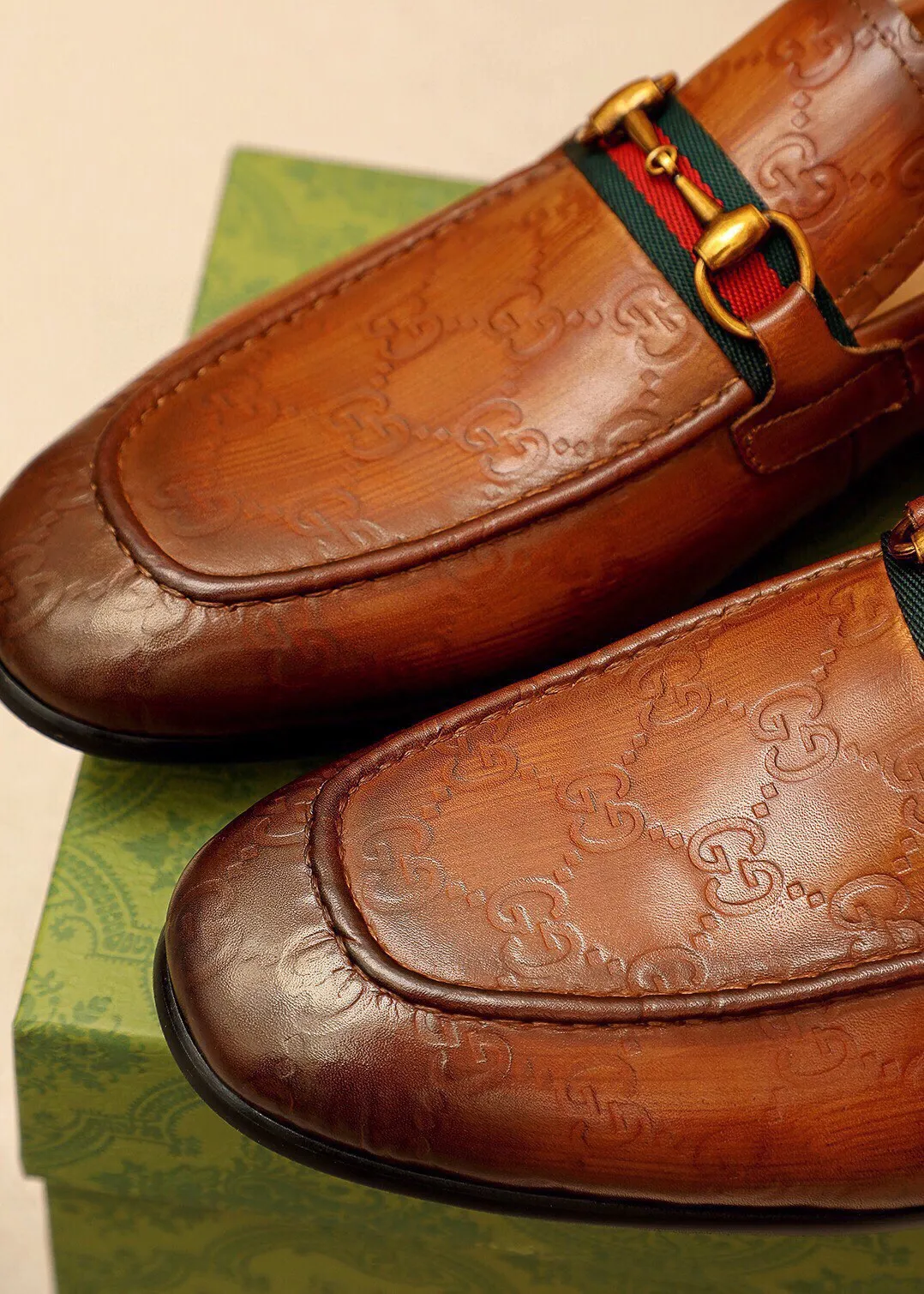 Men's shoes 💰480 💐 Product trademark: GUCCI "Gucci" casual leather shoes Regular size: 38-45 (45.46🉑️customized) Product materials: Selected imported first-layer calfskin embossed upper + luxury hardware buckle, imported cowhide leather lining. Strong three-dimensional visual effect, original outsole color: 2 colors available